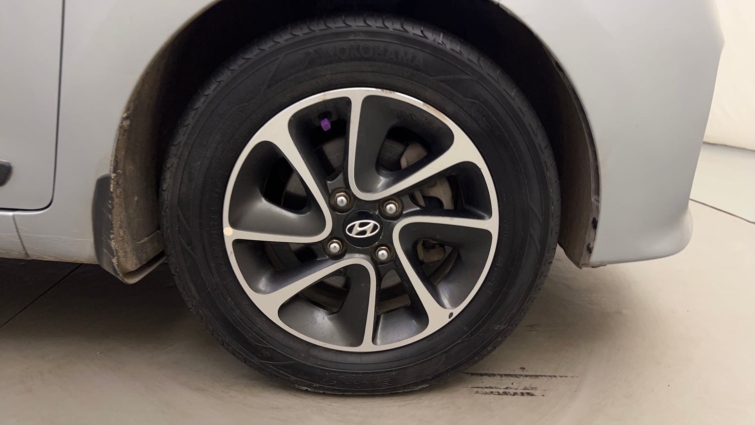 Used 2019 Hyundai Grand i10 Asta 1.2 Kappa VTVT Petrol Manual tyres RIGHT FRONT TYRE RIM VIEW