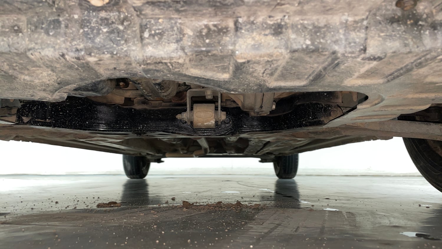 Used 2013 Hyundai i20 Magna (O) 1.2 Petrol Manual extra FRONT LEFT UNDERBODY VIEW
