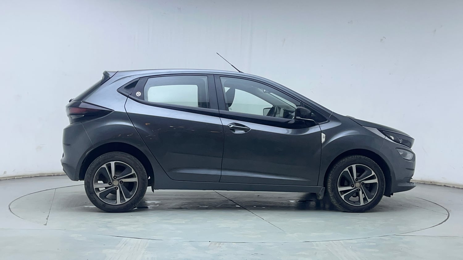 Used 2024 Tata Altroz XZA Petrol Petrol Automatic exterior RIGHT SIDE VIEW