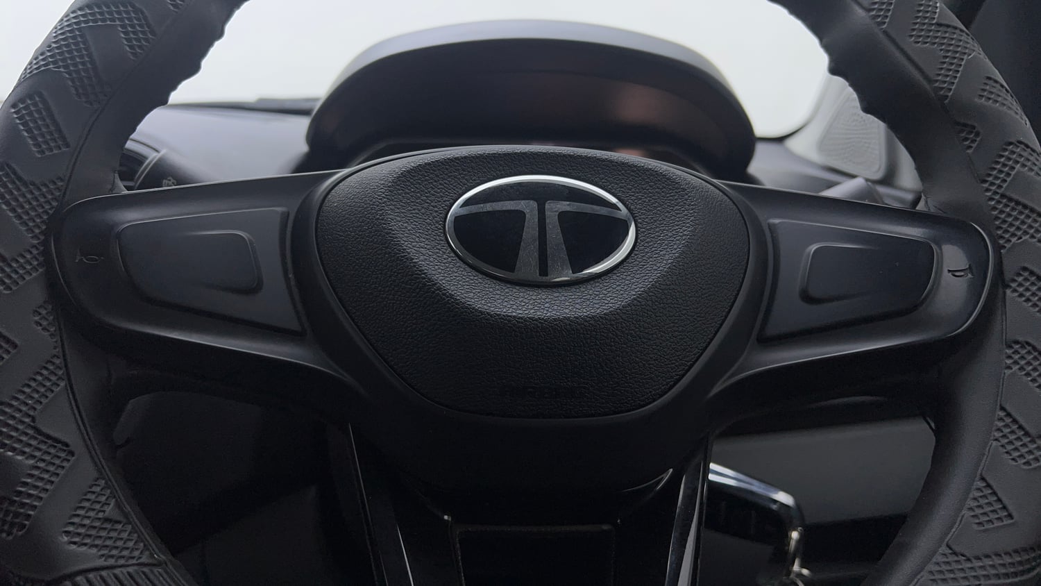 Used 2025 Tata Tiago XE Petrol Manual top_features Airbags