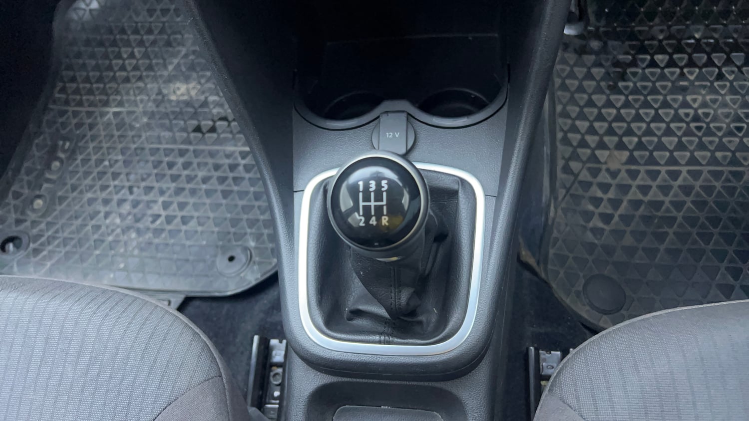 Used 2019 Volkswagen Polo Highline Plus 1.0 (P) 16 Alloy Petrol Manual interior GEAR  KNOB VIEW
