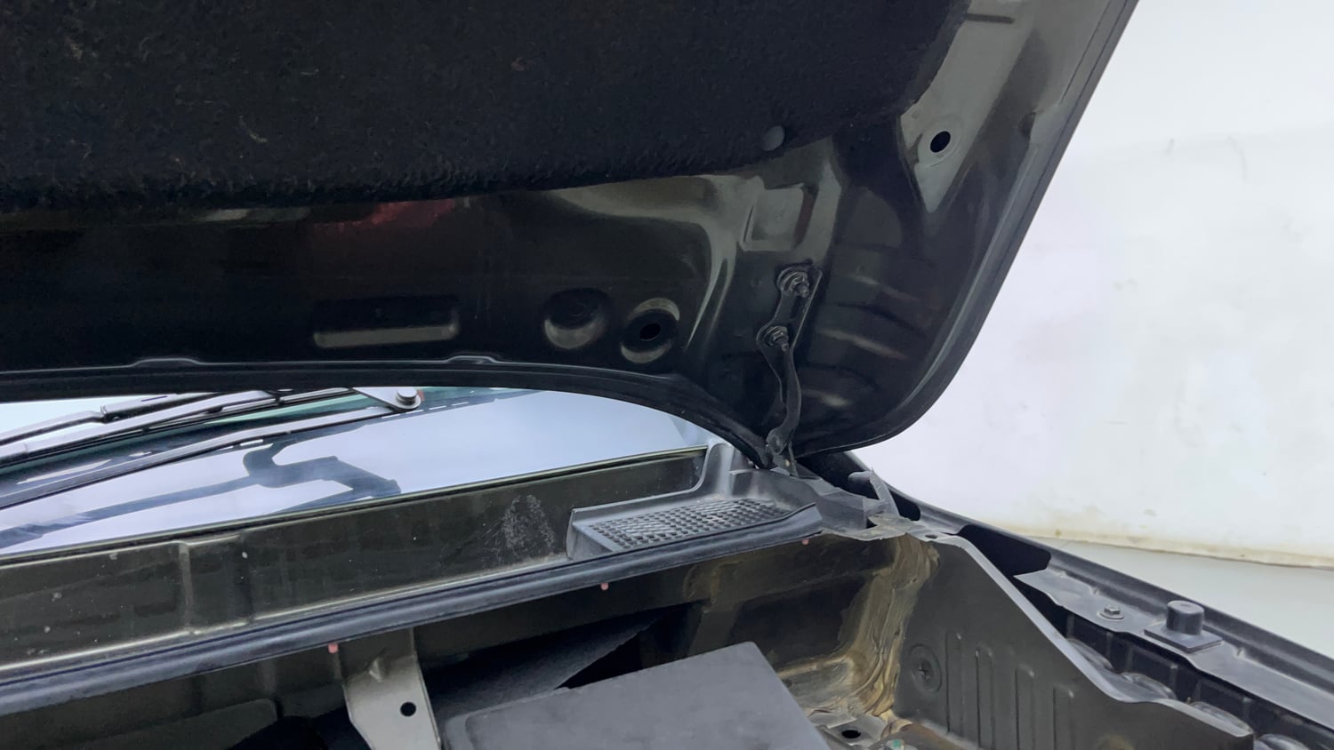 Used 2022 Renault Kwid RXT 1.0 AMT Petrol Automatic engine ENGINE LEFT SIDE HINGE & APRON VIEW