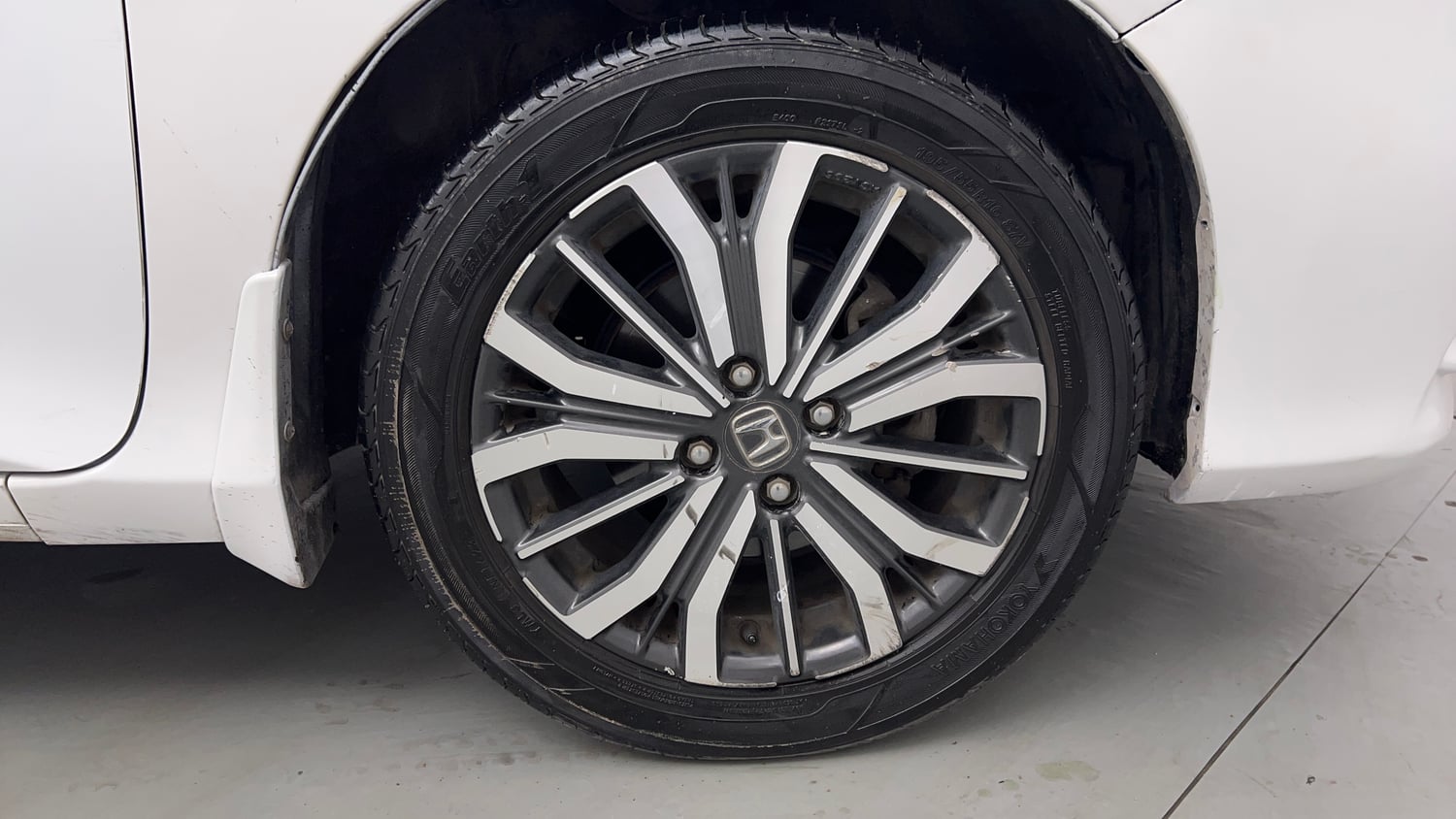 Used 2017 Honda City VX CVT Petrol Petrol Automatic tyres RIGHT FRONT TYRE RIM VIEW