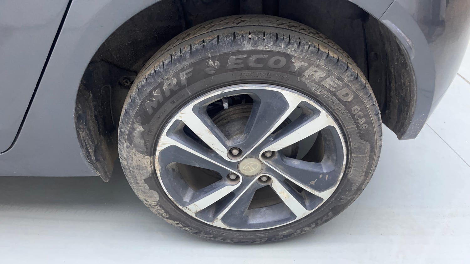 Used 2024 Tata Altroz XZA Petrol Petrol Automatic tyres LEFT REAR TYRE RIM VIEW