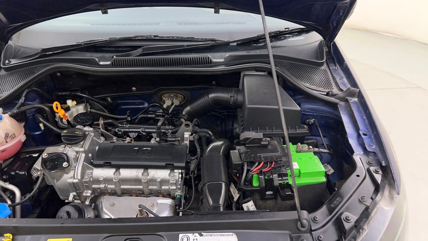 Used 2014 Volkswagen Polo Highline1.2L (P) Petrol Manual engine ENGINE LEFT SIDE HINGE & APRON VIEW