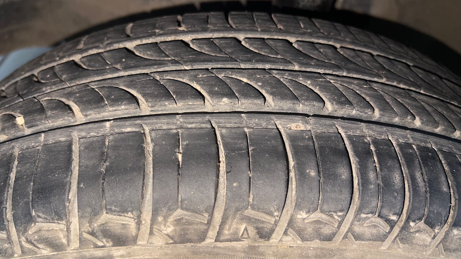 Used 2013 Maruti Suzuki Wagon R VXI Petrol Manual tyres LEFT FRONT TYRE TREAD VIEW