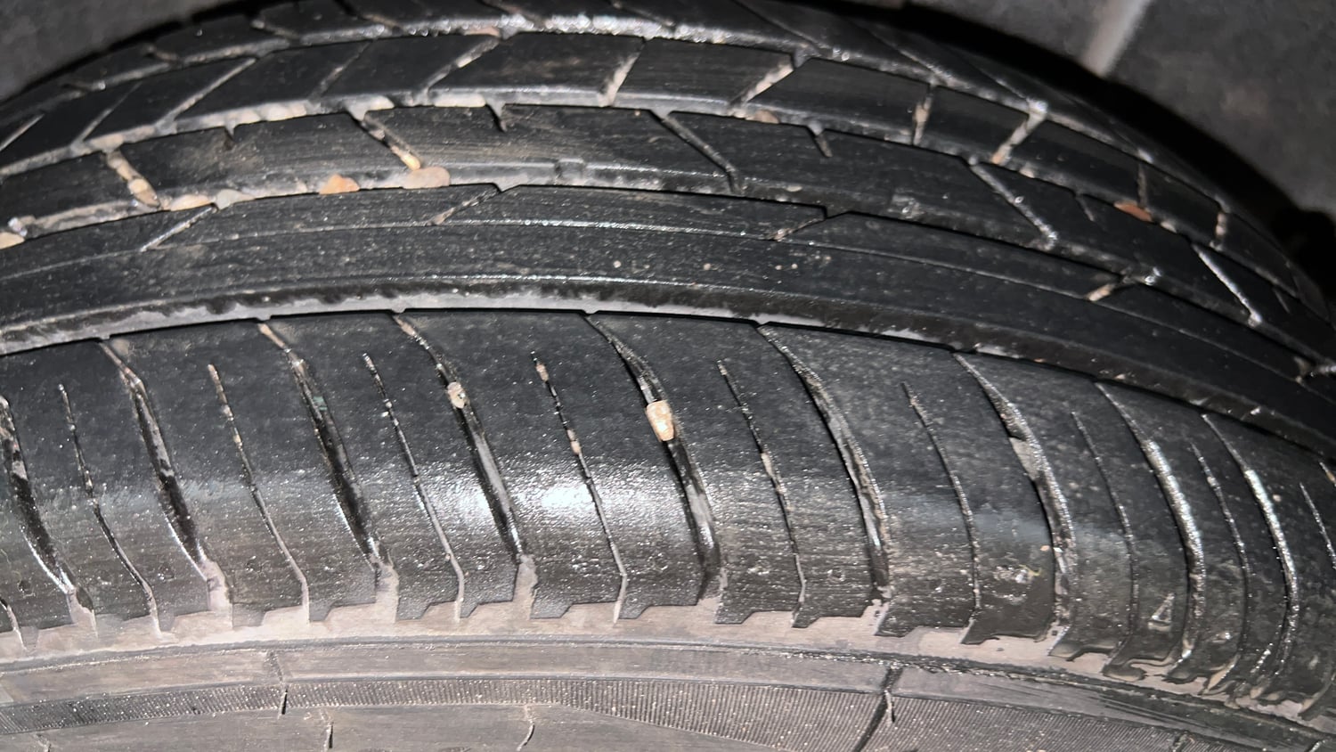 Used 2025 Renault Kiger RXL Petrol Manual tyres LEFT REAR TYRE TREAD VIEW
