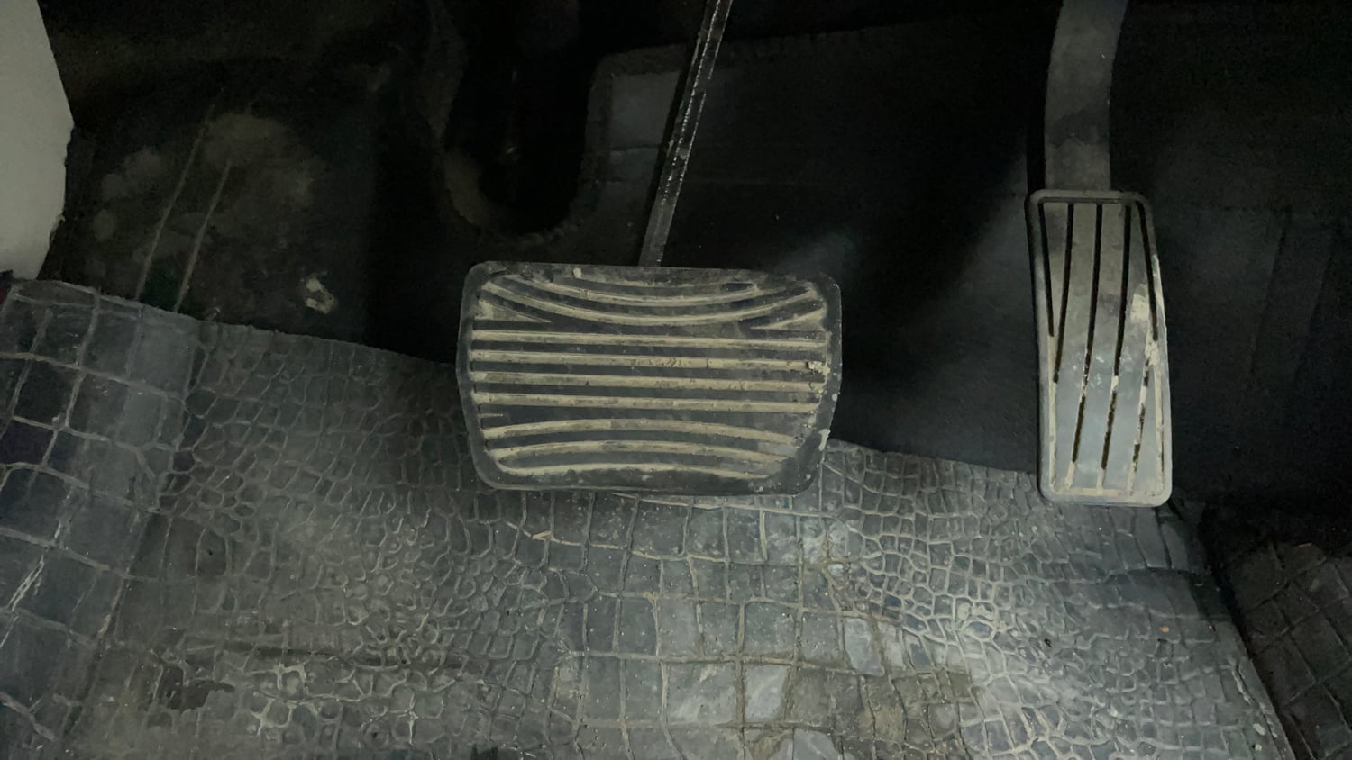 Used 2022 Mahindra XUV 300 W8 (O) 1.5 Diesel AMT Diesel Automatic interior PEDALS VIEW