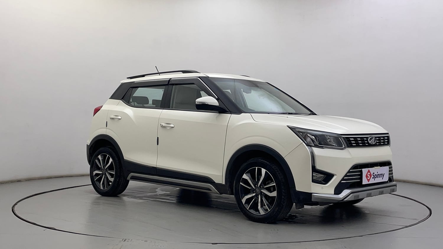 Used 2021 Mahindra XUV 300 W8 (O) 1.2 Petrol Petrol Manual exterior RIGHT FRONT CORNER VIEW