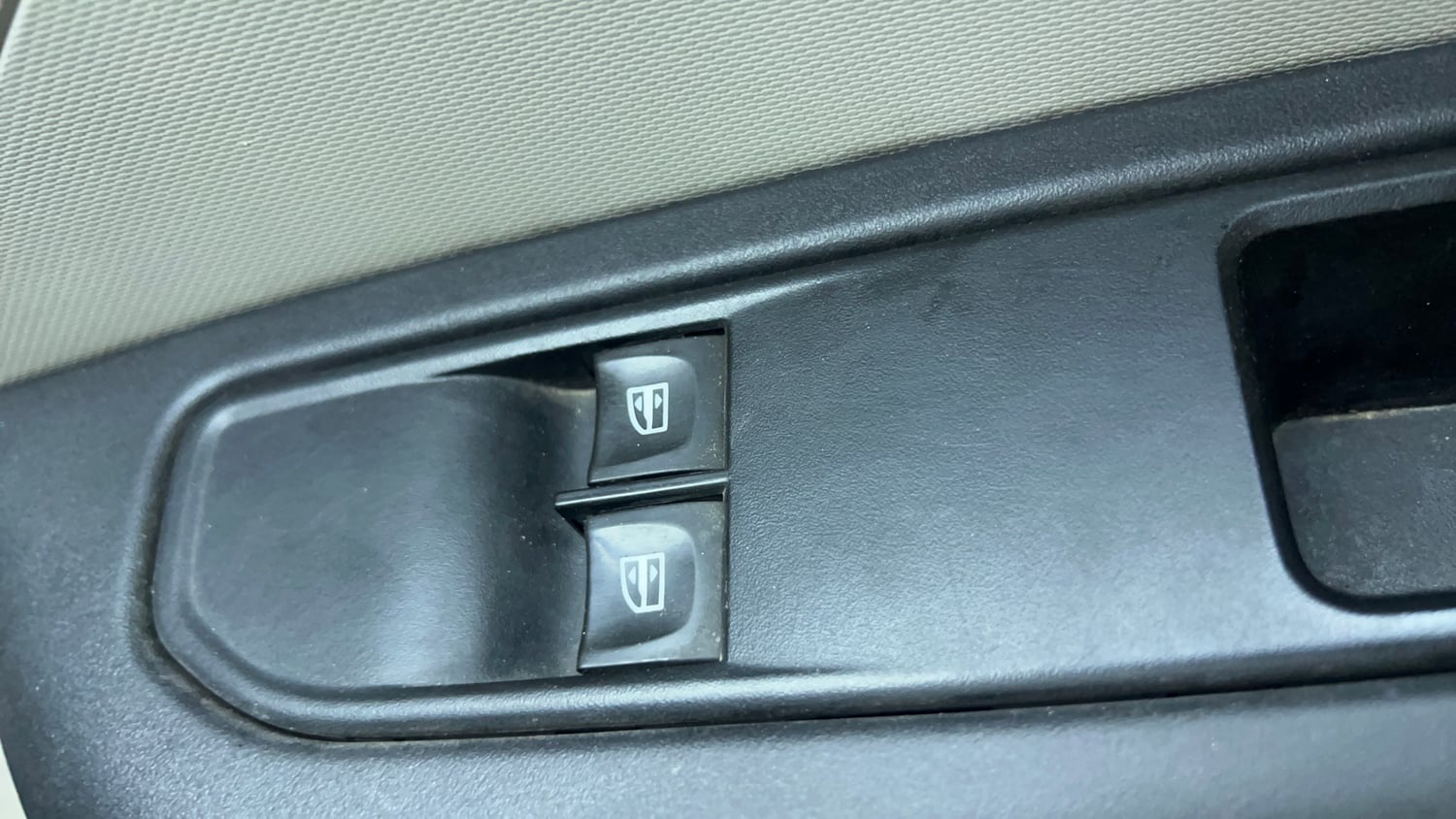 Used 2019 Renault Triber RXE Petrol Manual top_features Power windows