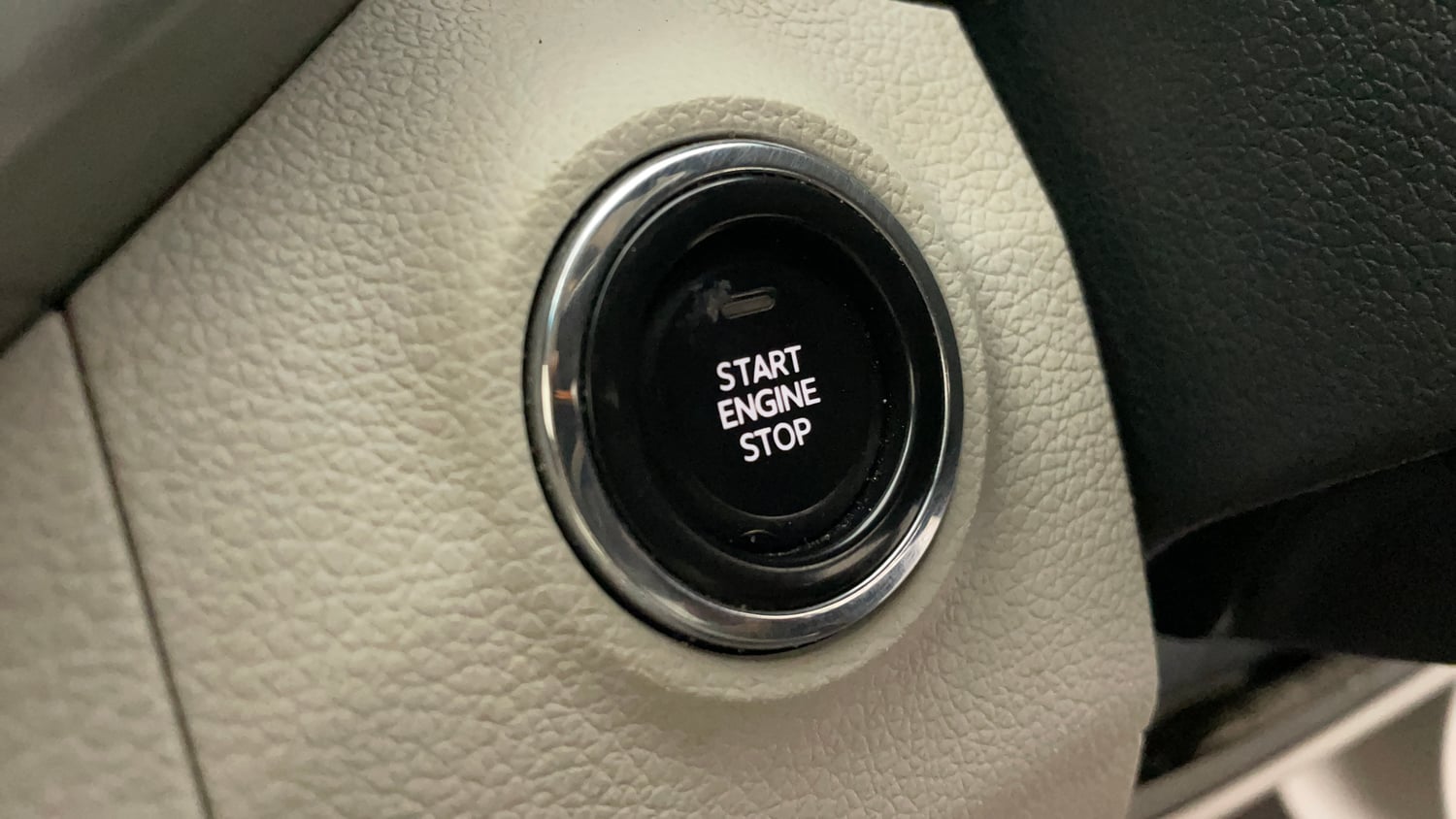 Used 2022 Mahindra XUV 300 W8 (O) 1.5 Diesel AMT Diesel Automatic top_features Keyless start