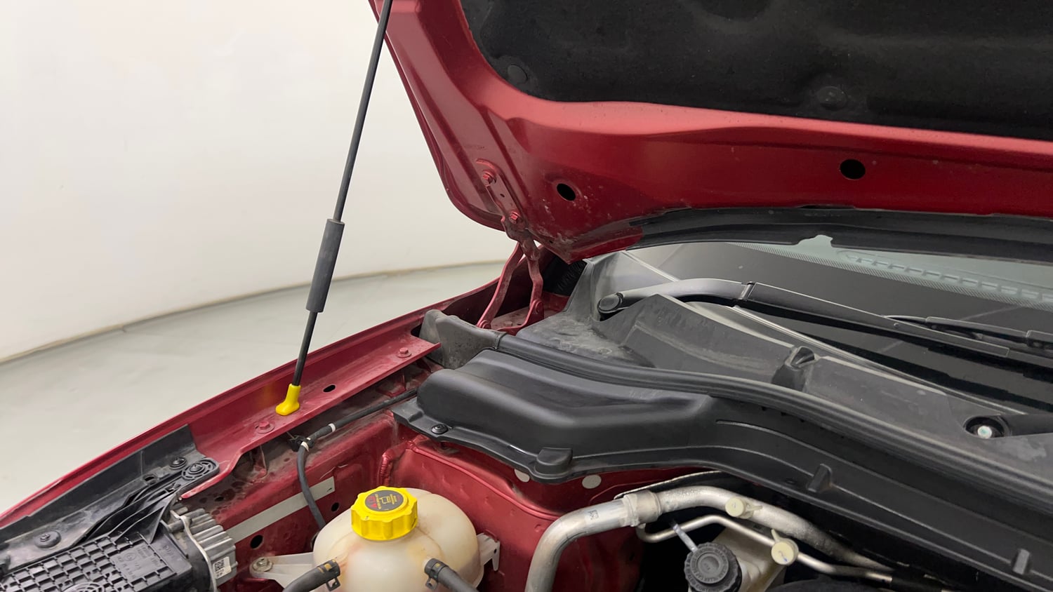 Used 2024 Mahindra XUV 3XO AX7 1.2 Petrol AT Petrol Automatic engine ENGINE RIGHT SIDE HINGE & APRON VIEW