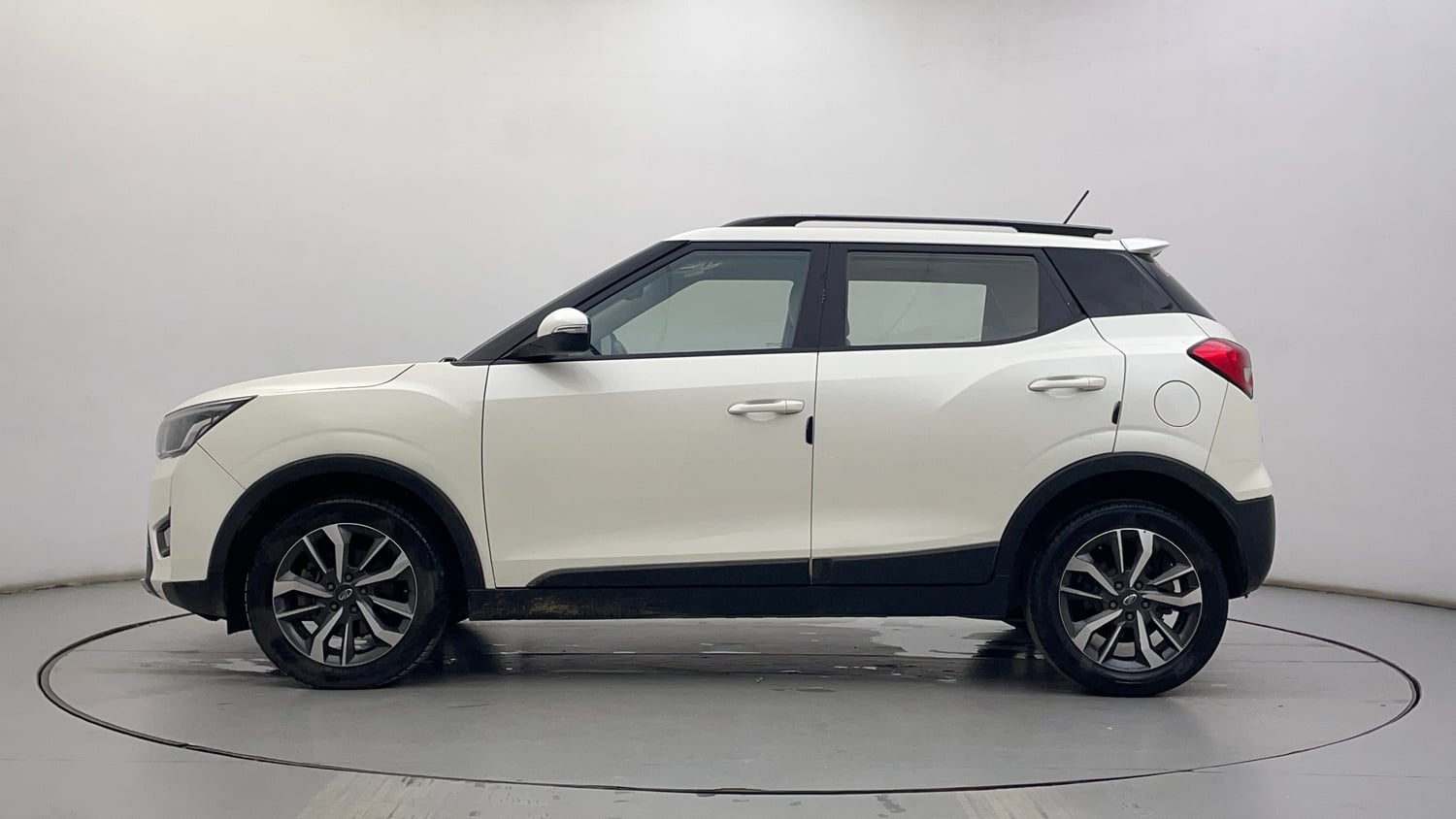 Used 2022 Mahindra XUV 300 W8 (O) 1.5 Diesel AMT Diesel Automatic exterior LEFT SIDE VIEW