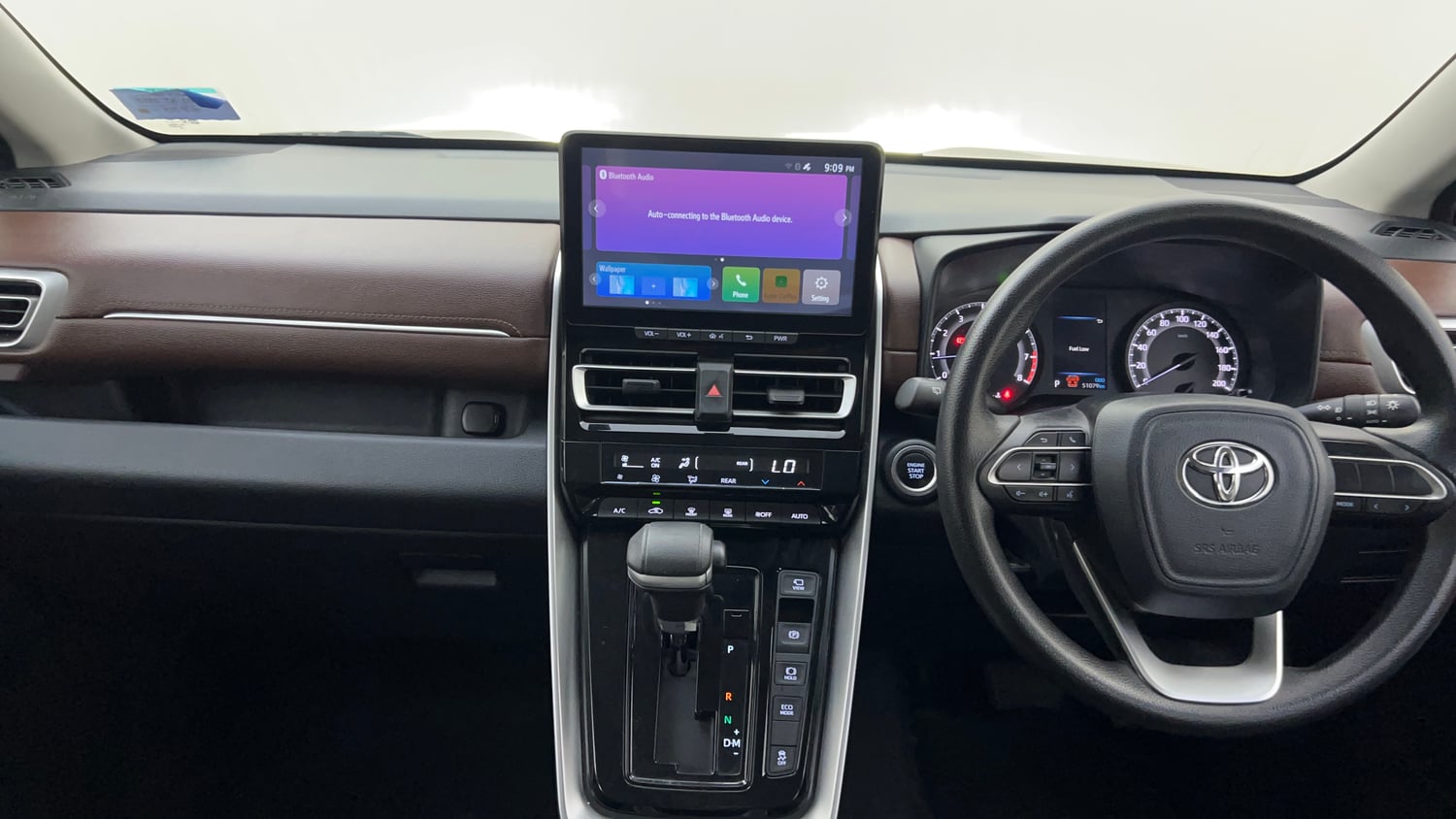 Used 2024 Toyota Innova Hycross GX (O) 7 STR Petrol Automatic interior MUSIC SYSTEM & AC CONTROL VIEW