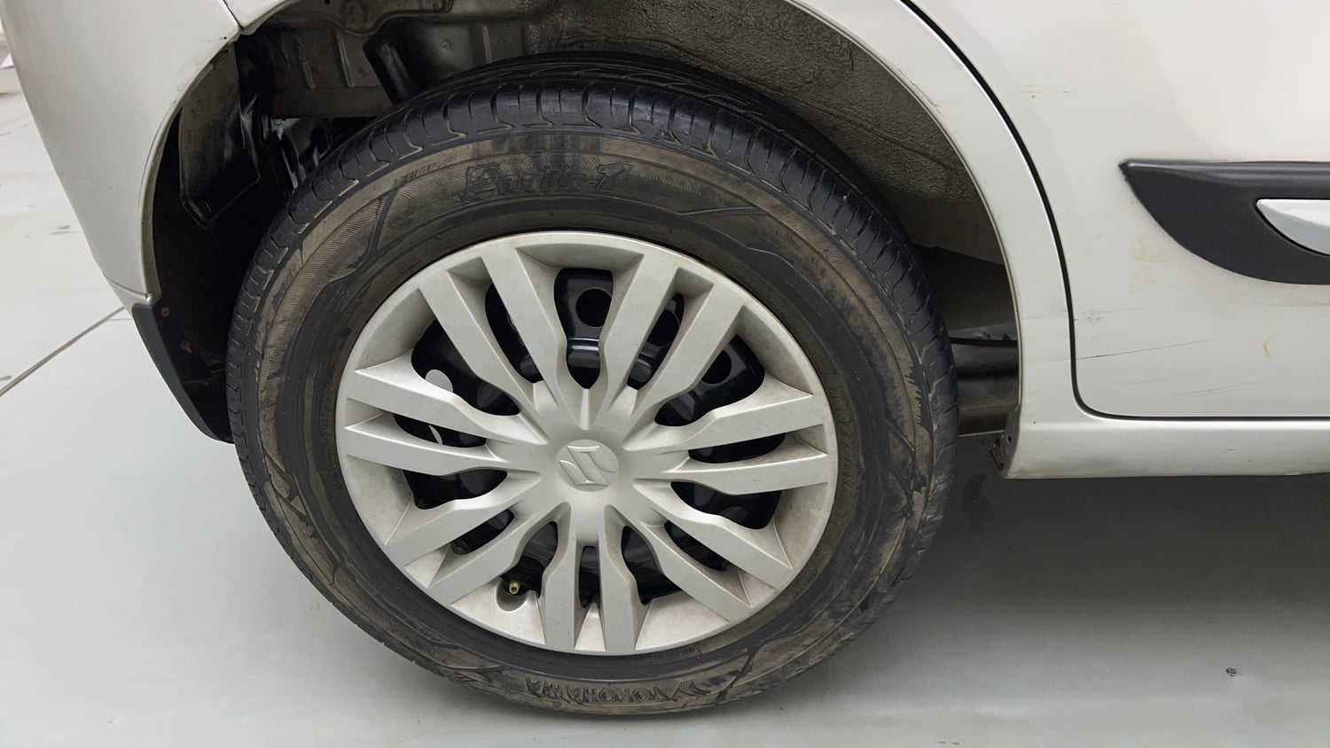 Used 2016 Maruti Suzuki Wagon R 1.0 VXI AMT Petrol Automatic tyres RIGHT REAR TYRE RIM VIEW