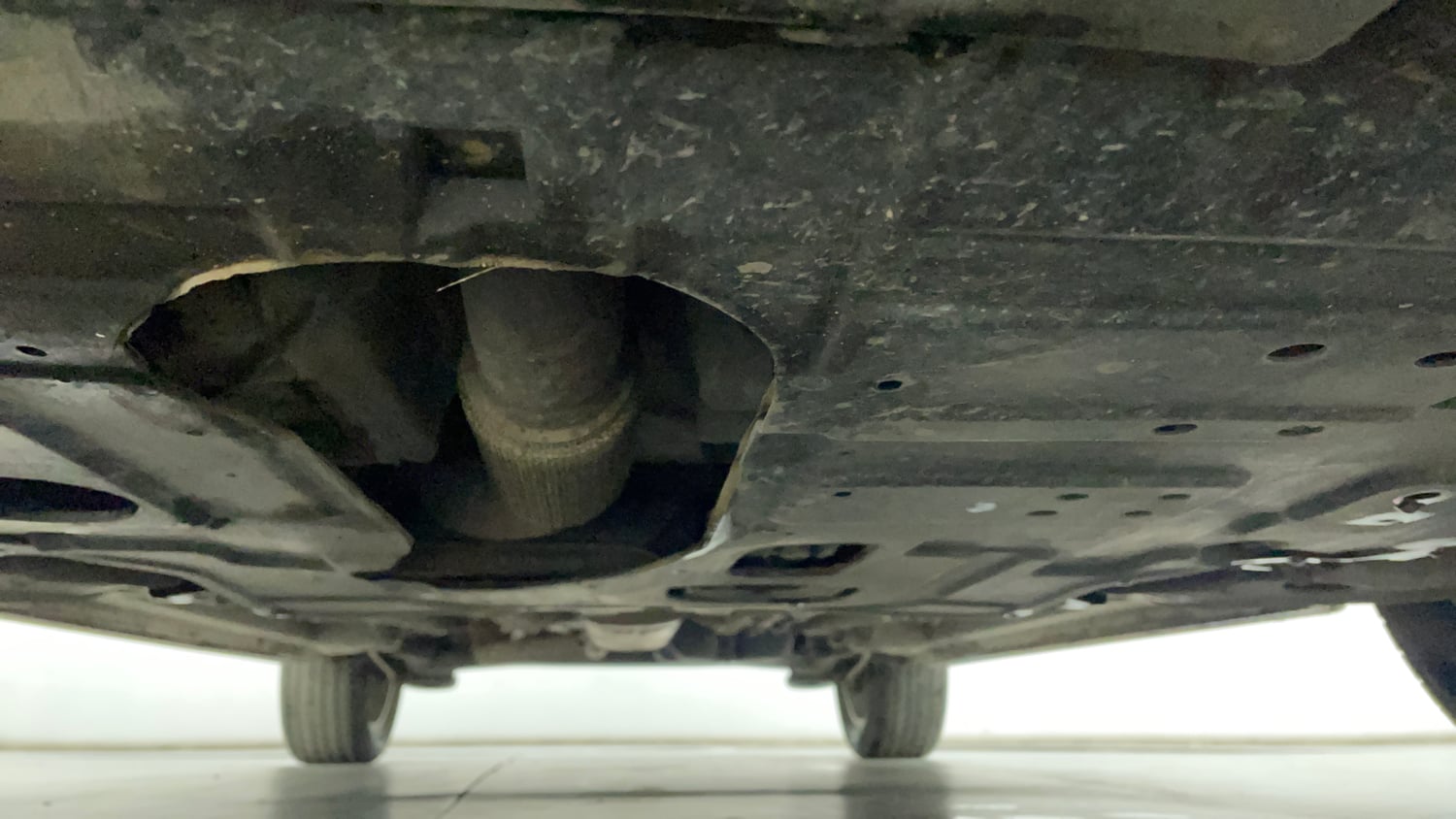 Used 2021 Mahindra XUV 300 W8 (O) 1.2 Petrol Petrol Manual extra FRONT LEFT UNDERBODY VIEW