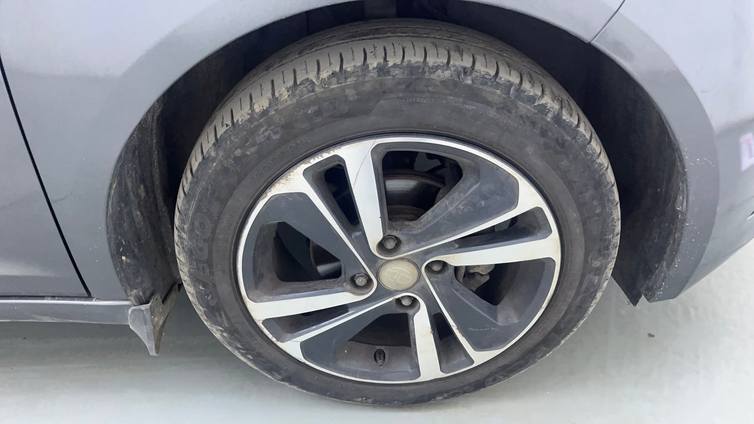 Used 2024 Tata Altroz XZA Petrol Petrol Automatic tyres RIGHT FRONT TYRE RIM VIEW