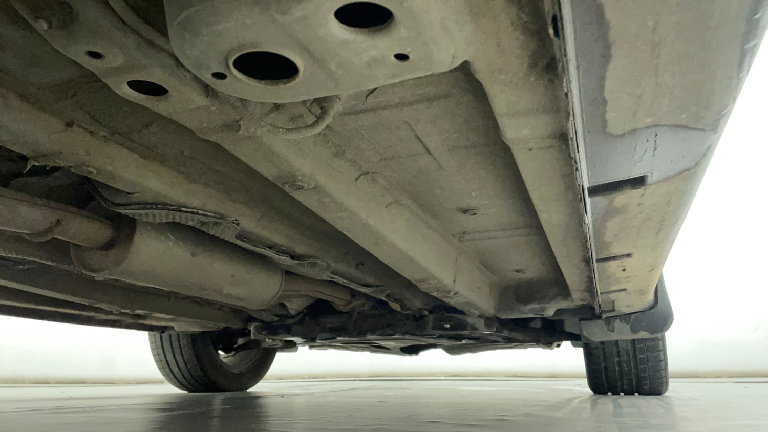 Used 2022 Mahindra XUV 300 W8 (O) 1.5 Diesel AMT Diesel Automatic extra REAR RIGHT UNDERBODY VIEW