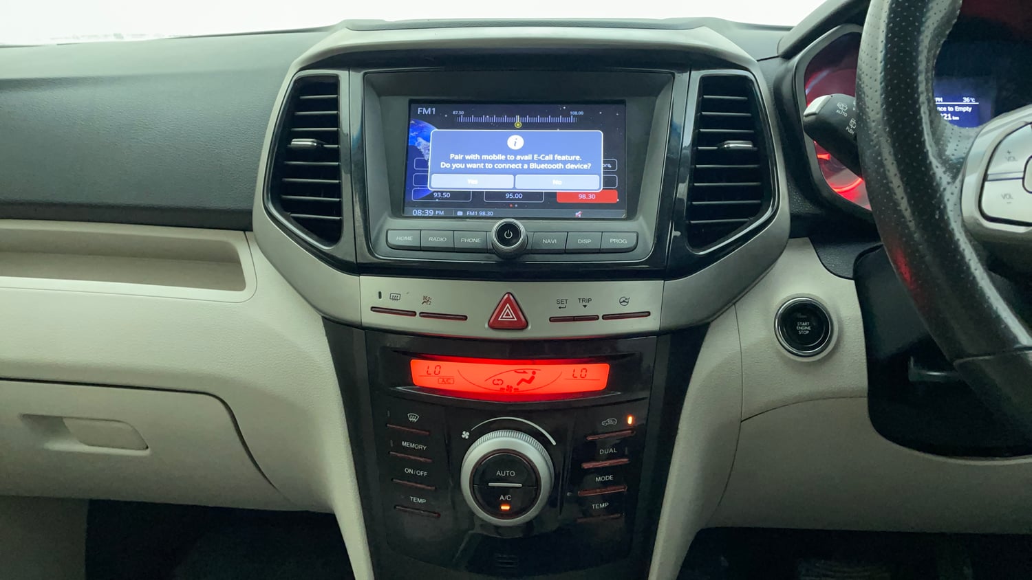 Used 2022 Mahindra XUV 300 W8 (O) 1.5 Diesel AMT Diesel Automatic interior MUSIC SYSTEM & AC CONTROL VIEW