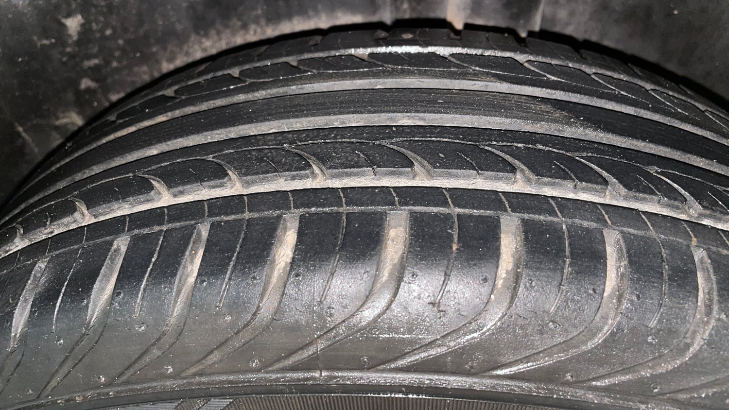 Used 2016 Volkswagen Polo Comfortline 1.2L (P) Petrol Manual tyres LEFT REAR TYRE TREAD VIEW