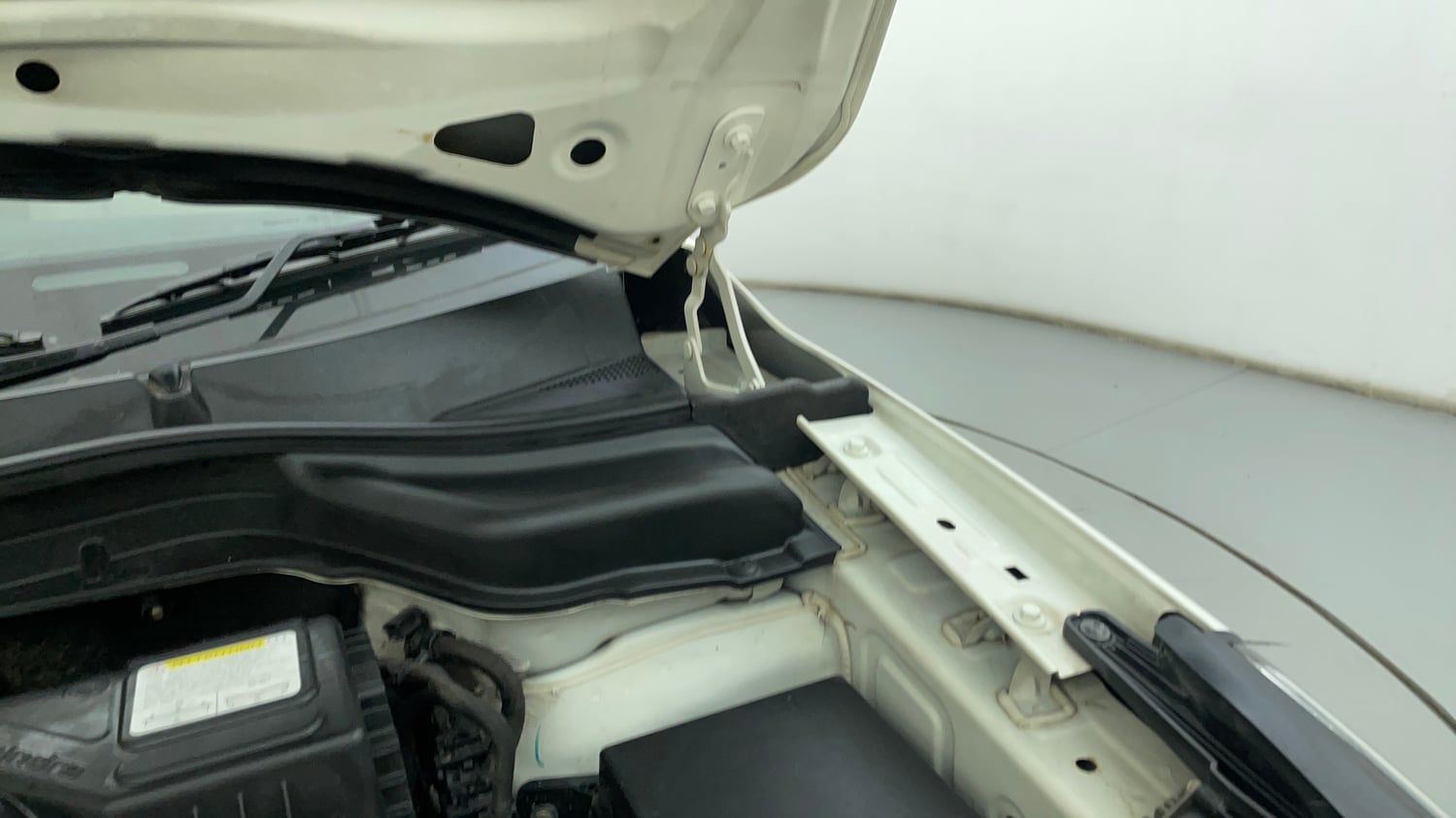Used 2021 Mahindra XUV 300 W8 (O) 1.2 Petrol Petrol Manual engine ENGINE LEFT SIDE HINGE & APRON VIEW