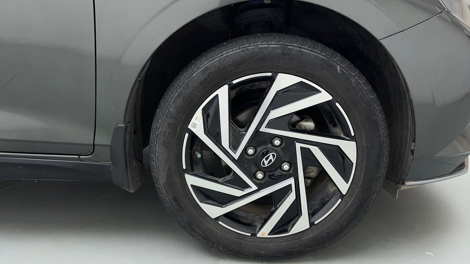 Used 2024 Hyundai New i20 Sportz 1.2 IVT Petrol Automatic tyres RIGHT FRONT TYRE RIM VIEW