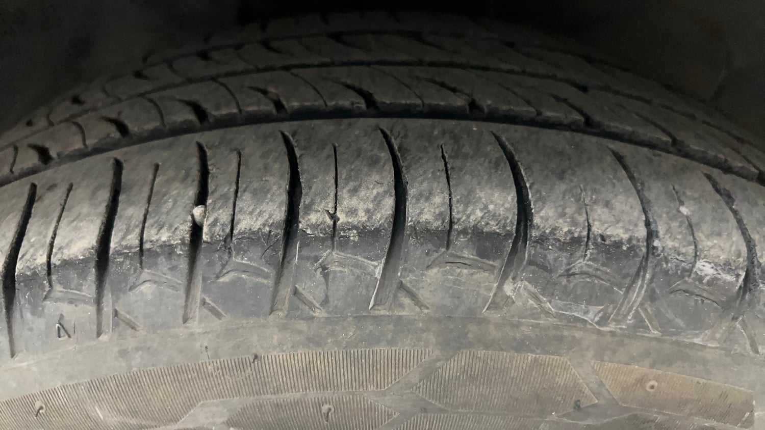 Used 2013 Ford Figo Duratorq Diesel ZXI 1.4 Diesel Manual tyres RIGHT FRONT TYRE TREAD VIEW