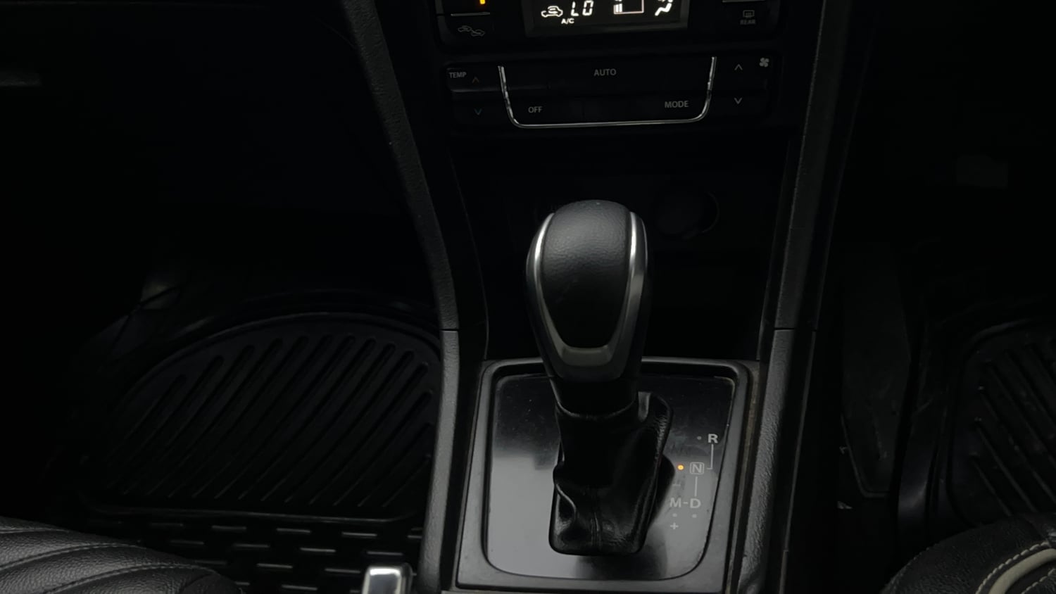 Used 2018 maruti-suzuki Vitara Brezza ZDi AGS Diesel Automatic interior GEAR  KNOB VIEW