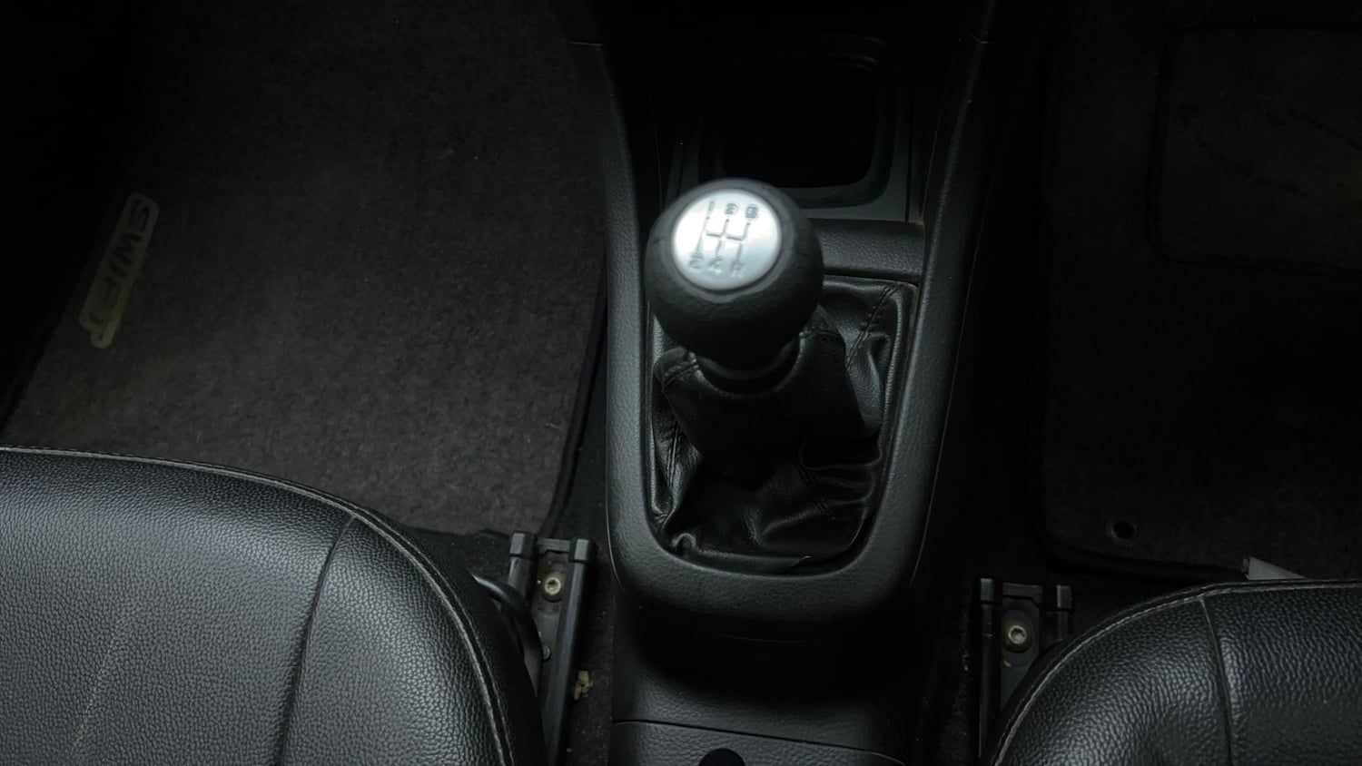 Used 2017 Maruti Suzuki Swift Lxi (O) Petrol Manual interior GEAR  KNOB VIEW