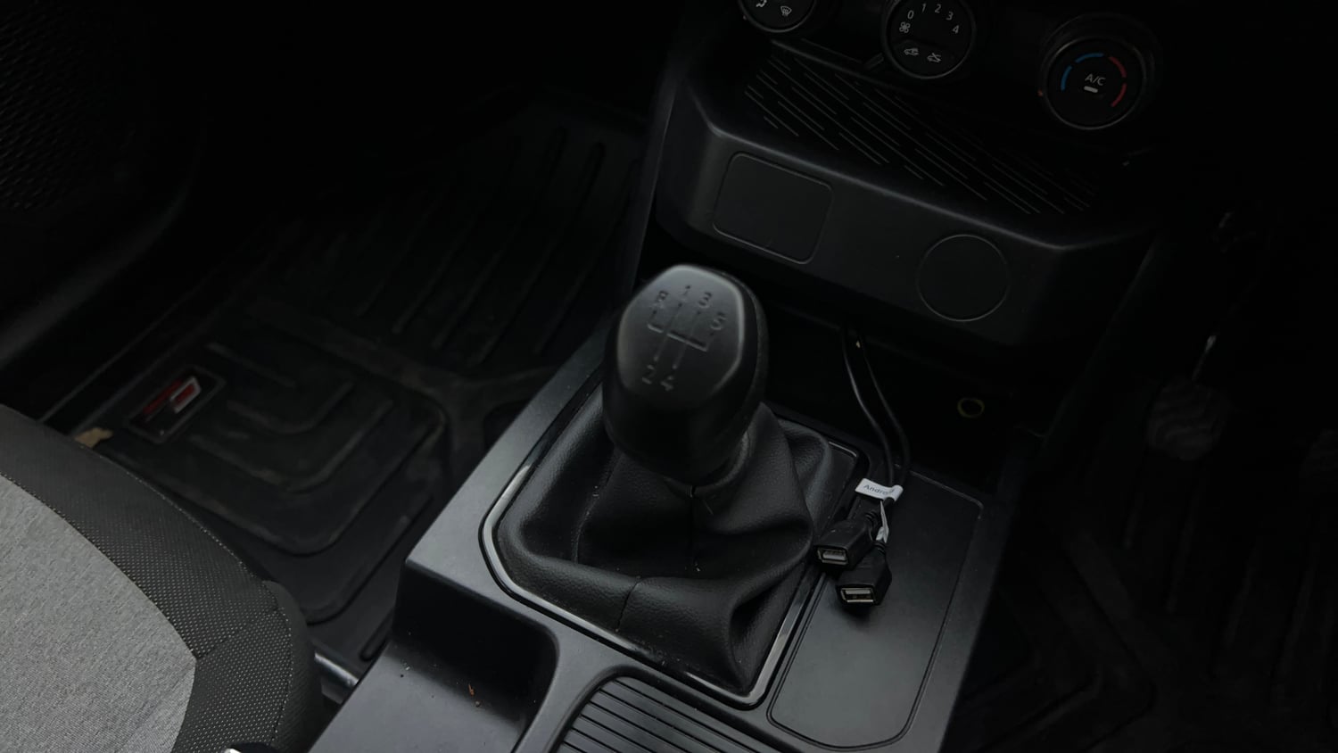 Used 2025 Renault Kiger RXL Petrol Manual interior GEAR  KNOB VIEW