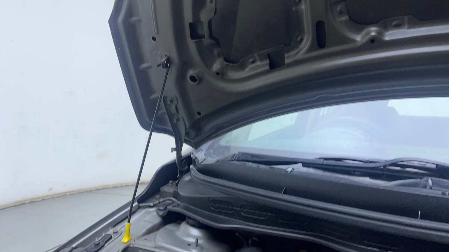 Used 2014 Hyundai i20 Magna 1.2 Petrol Manual engine ENGINE RIGHT SIDE HINGE & APRON VIEW