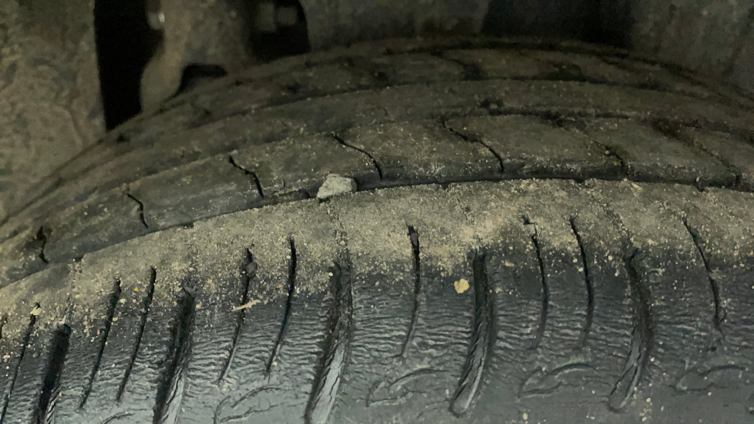 Used 2022 Mahindra XUV 300 W8 (O) 1.5 Diesel AMT Diesel Automatic tyres LEFT REAR TYRE TREAD VIEW