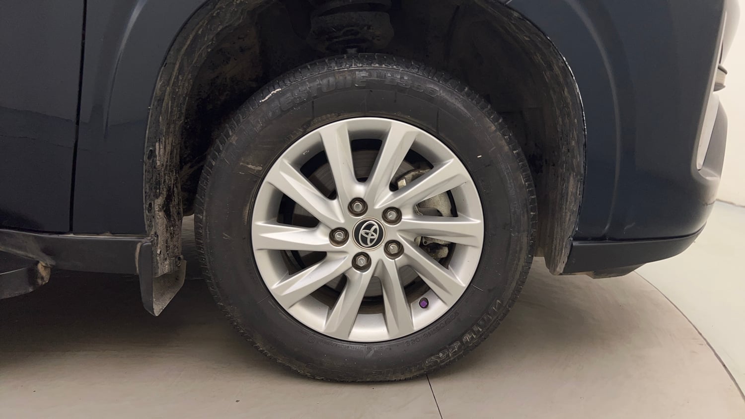 Used 2024 Toyota Innova Hycross GX (O) 7 STR Petrol Automatic tyres RIGHT FRONT TYRE RIM VIEW