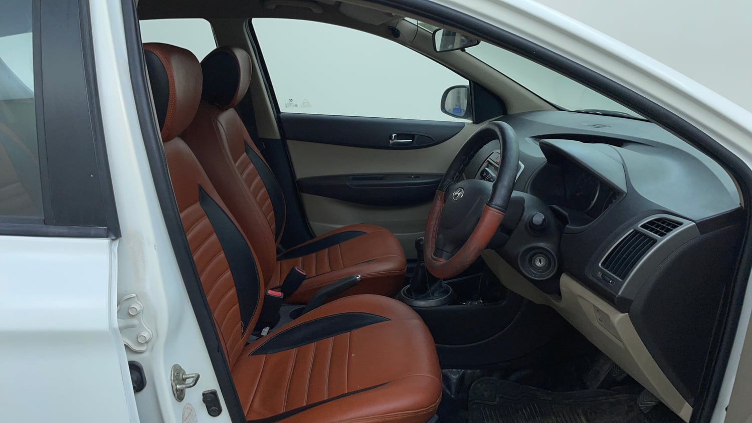 Used 2013 Hyundai i20 Magna (O) 1.2 Petrol Manual interior RIGHT SIDE FRONT DOOR CABIN VIEW