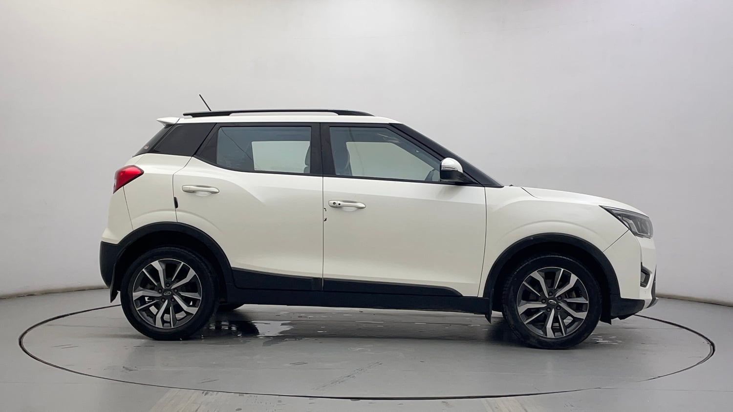 Used 2022 Mahindra XUV 300 W8 (O) 1.5 Diesel AMT Diesel Automatic exterior RIGHT SIDE VIEW