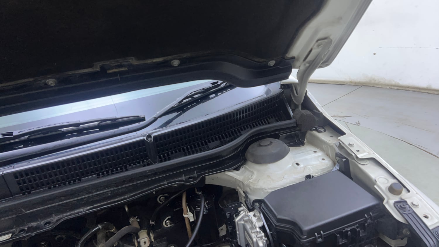 Used 2021 Maruti Suzuki S-Cross Zeta AT Petrol Automatic engine ENGINE LEFT SIDE HINGE & APRON VIEW