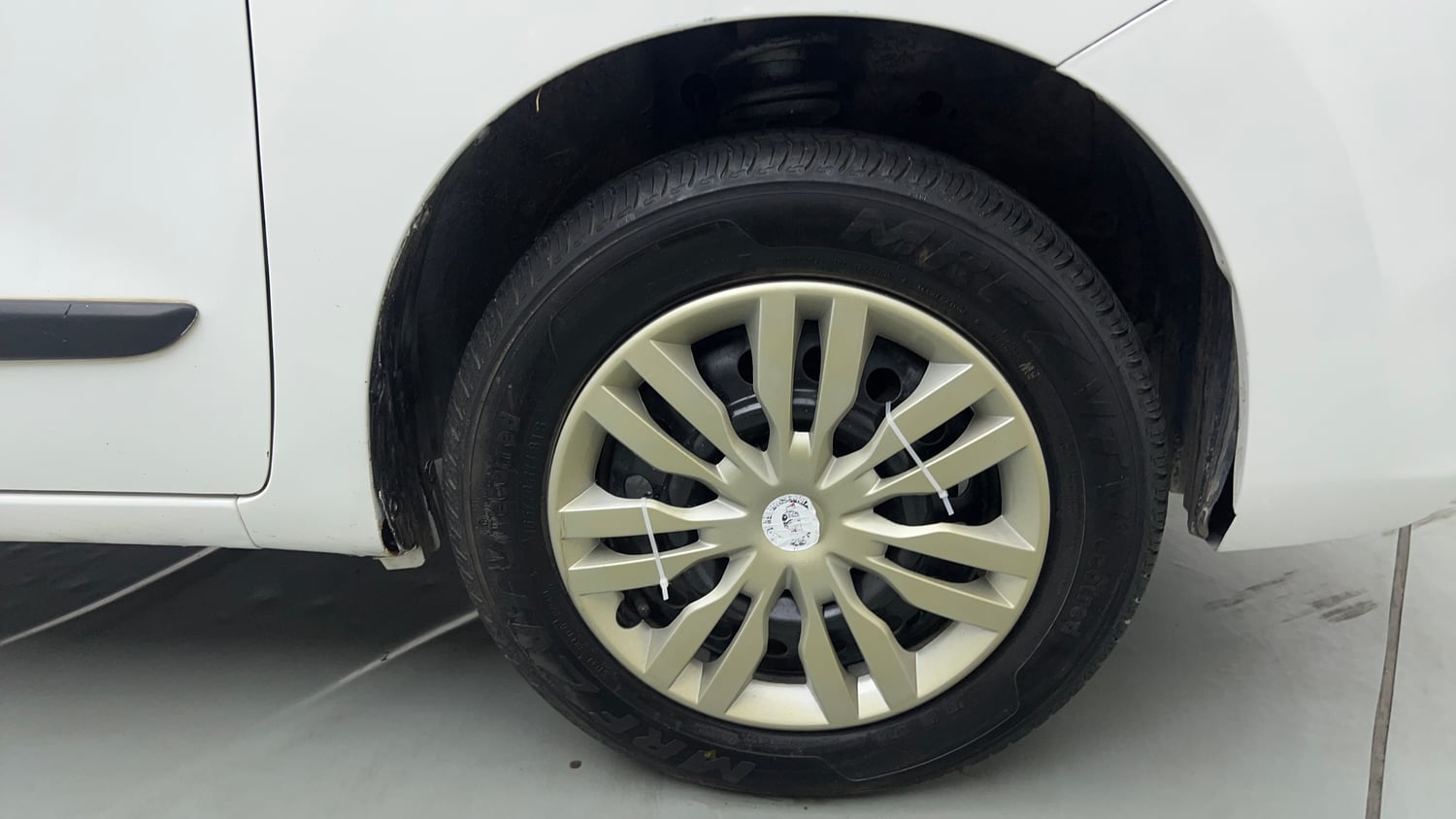 Used 2015 Maruti Suzuki Wagon R VXI Petrol Manual tyres RIGHT FRONT TYRE RIM VIEW