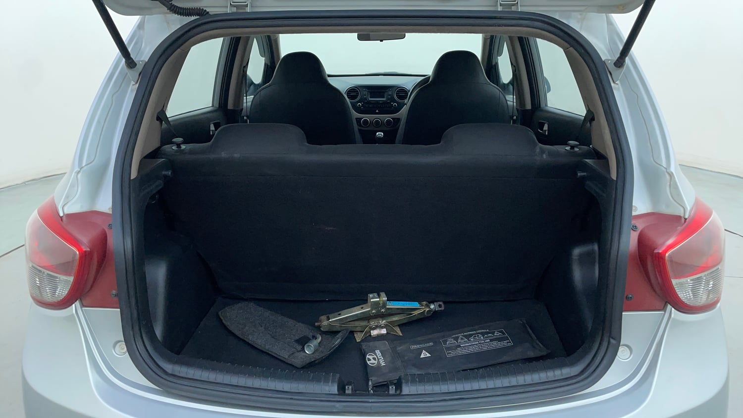 Used 2015 Hyundai Grand i10 Sportz 1.2 Kappa VTVT Petrol Manual interior DICKY INSIDE VIEW