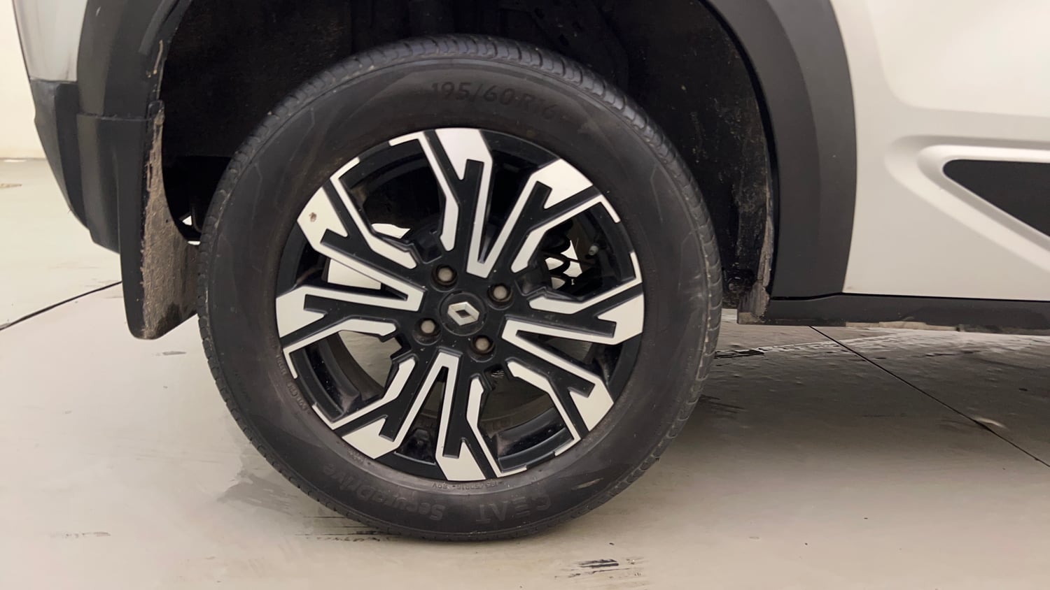 Used 2023 Renault Kiger RXZ MT Petrol Manual tyres RIGHT REAR TYRE RIM VIEW