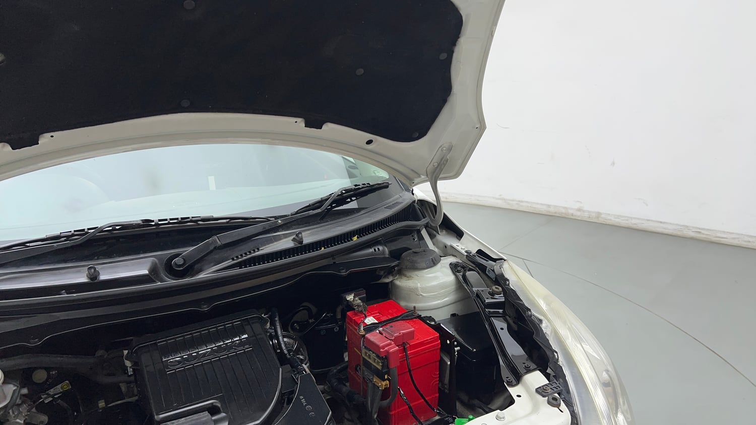 Used 2017 Maruti Suzuki Swift Lxi (O) Petrol Manual engine ENGINE LEFT SIDE HINGE & APRON VIEW