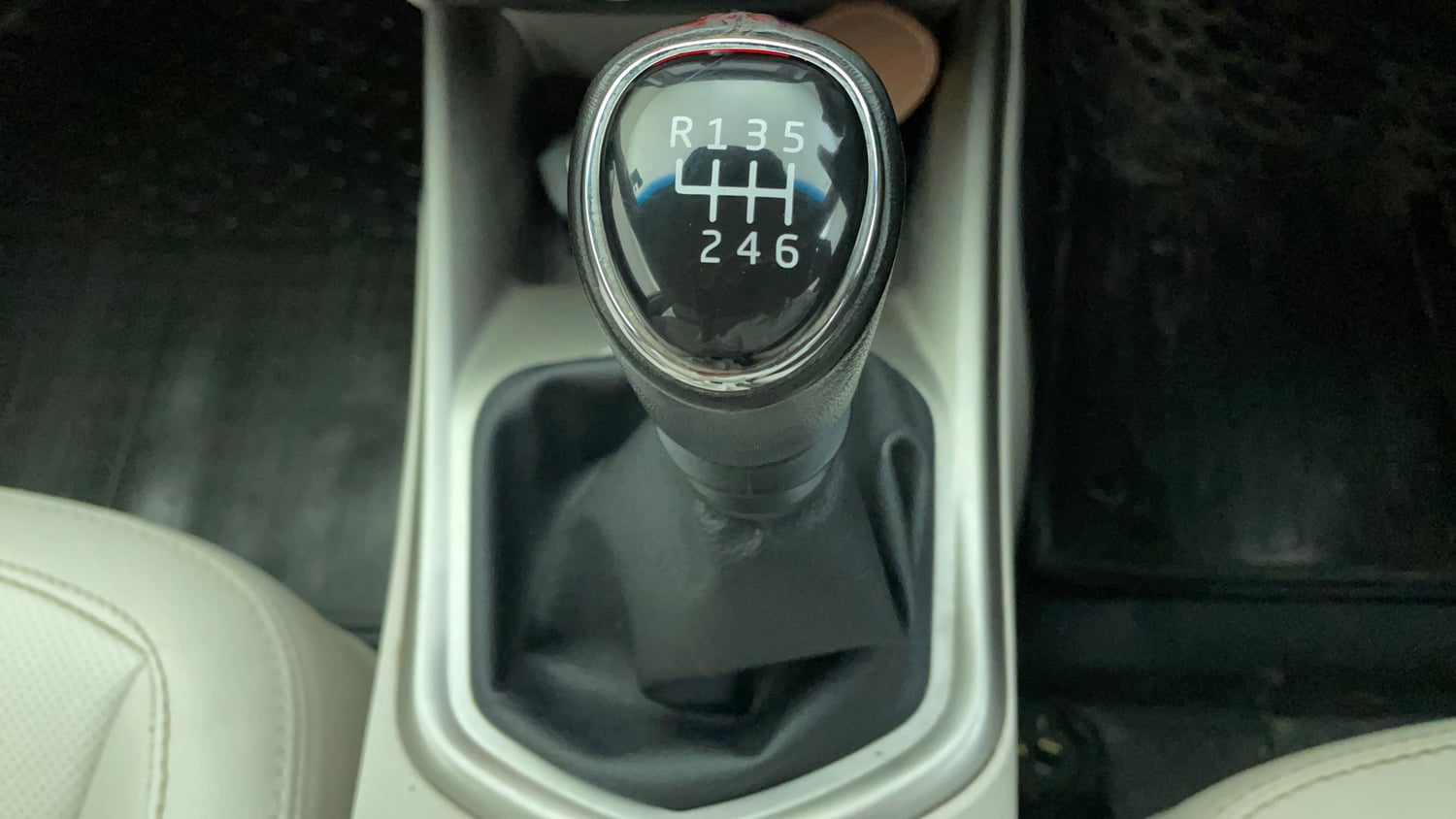 Used 2021 Mahindra XUV 300 W8 (O) 1.2 Petrol Petrol Manual interior GEAR  KNOB VIEW