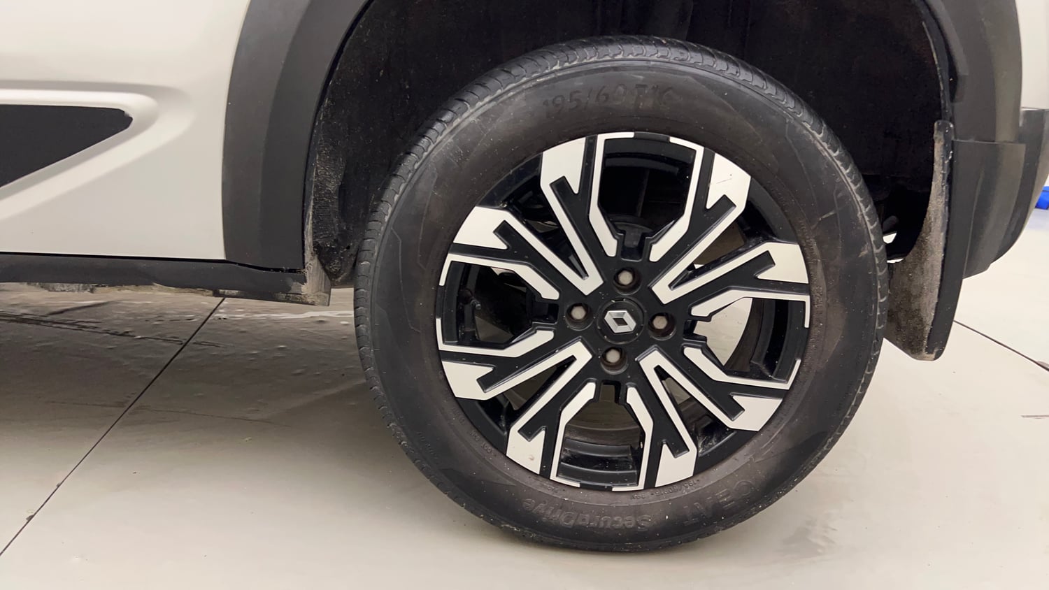 Used 2023 Renault Kiger RXZ MT Petrol Manual tyres LEFT REAR TYRE RIM VIEW