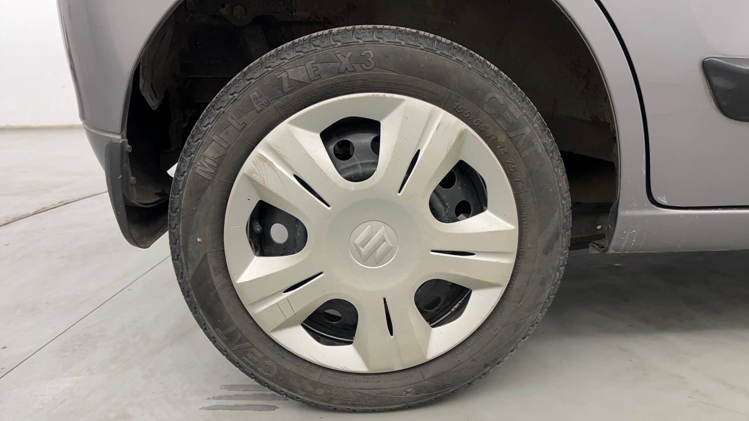 Used 2013 Maruti Suzuki Wagon R VXI Petrol Manual tyres RIGHT REAR TYRE RIM VIEW