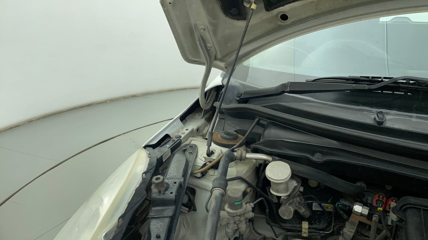 Used 2014 Maruti Suzuki Swift VXI CNG (Outside Fitted) Cng Manual engine ENGINE RIGHT SIDE HINGE & APRON VIEW
