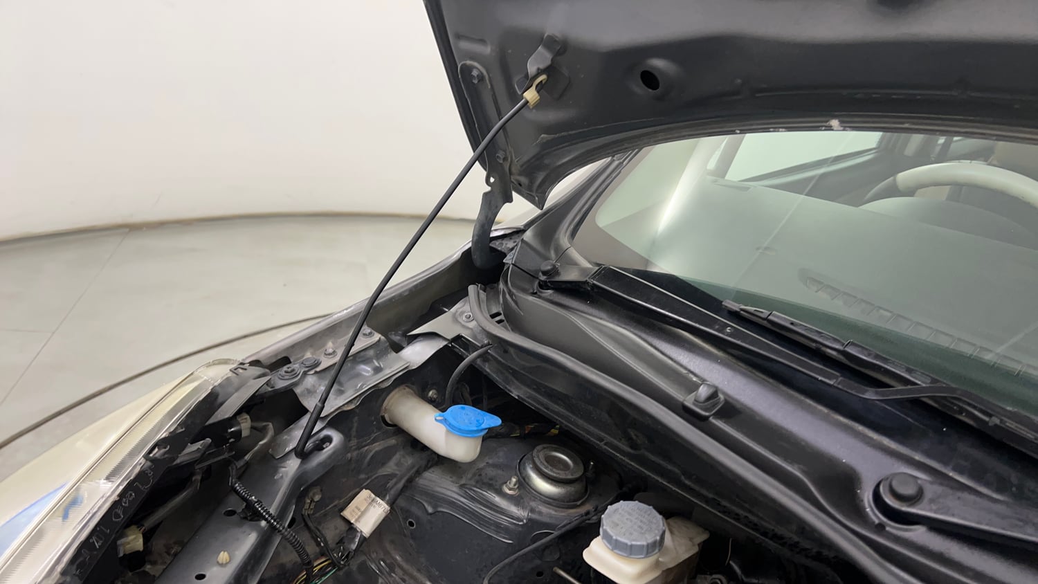 Used 2013 Maruti Suzuki Wagon R VXI Petrol Manual engine ENGINE RIGHT SIDE HINGE & APRON VIEW