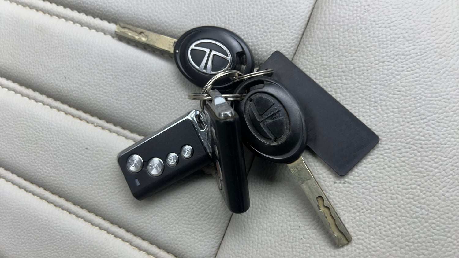 Used 2024 Tata Tigor XM iCNG Cng Manual extra CAR KEY VIEW