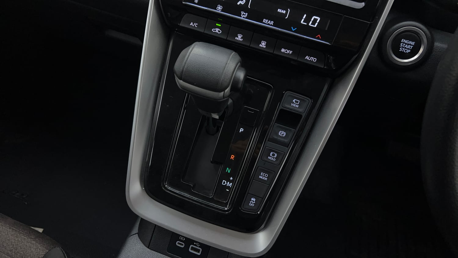 Used 2024 Toyota Innova Hycross GX (O) 7 STR Petrol Automatic interior GEAR  KNOB VIEW