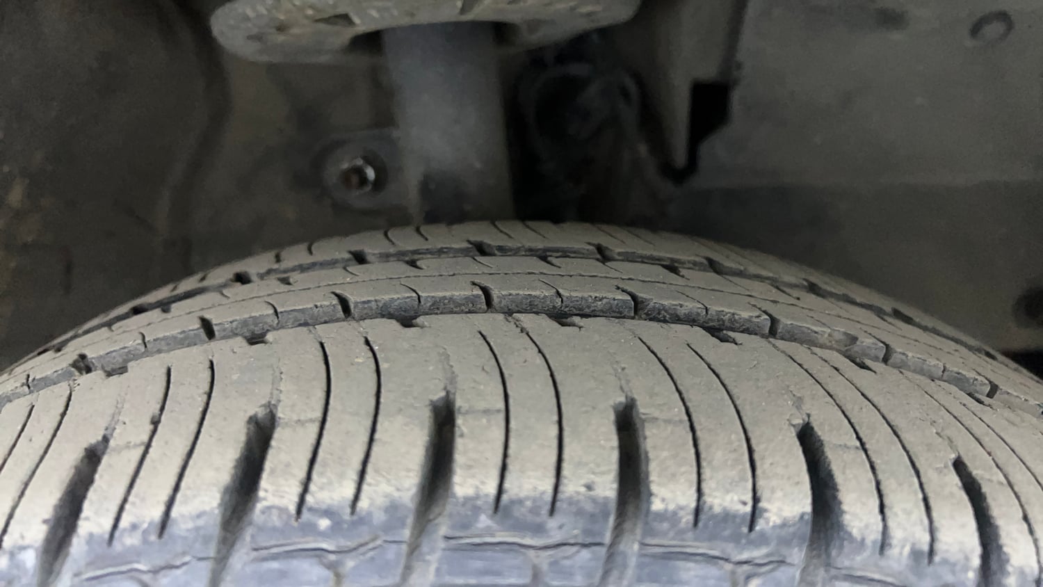 Used 2016 Mahindra KUV100 K6+ 6 STR Petrol Manual tyres RIGHT FRONT TYRE TREAD VIEW