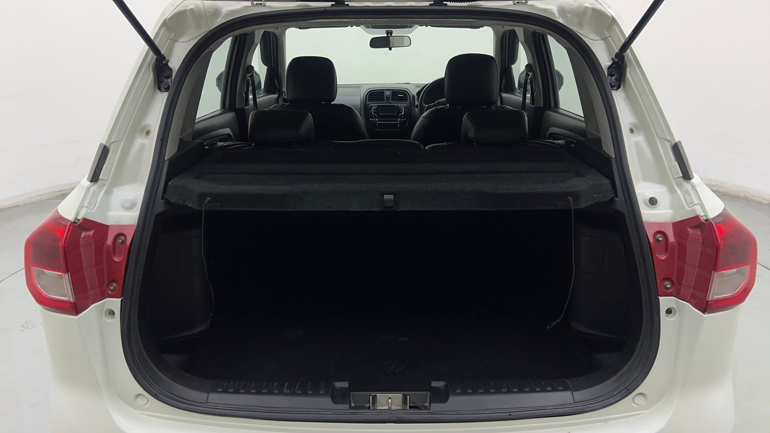 Used 2018 maruti-suzuki Vitara Brezza ZDi AGS Diesel Automatic interior DICKY INSIDE VIEW