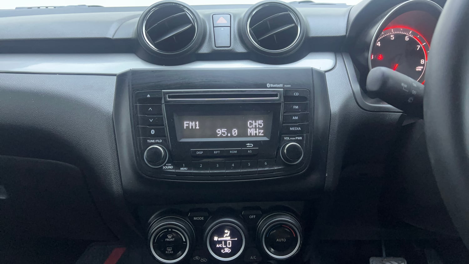 Used 2020 Maruti Suzuki Swift ZXi AMT Petrol Automatic interior MUSIC SYSTEM & AC CONTROL VIEW